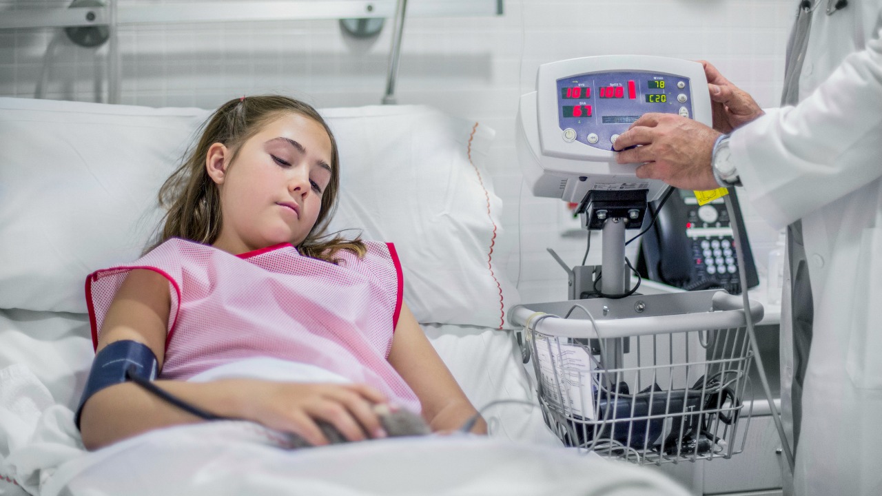 Давление перед операцией. Nurse measure Blood Pressure in children. In the Hospital. Монитор послеоперационный давление.