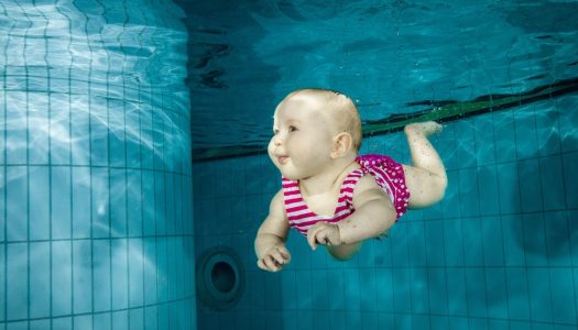 Babyzwemmen, goed voor de band tussen ouder en kind